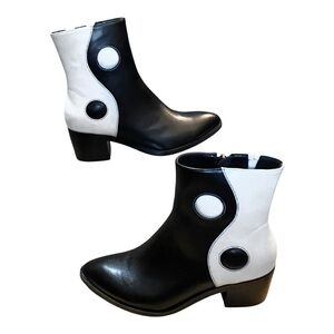 MCLC “Balancing Act”‎ Black & White Yin-Yang Ankle Boots Size 6 NWOB